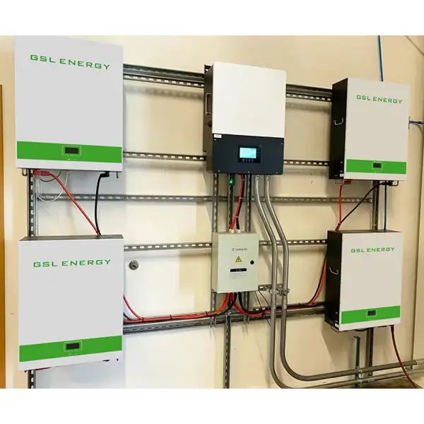 Baterías solares de litio instaladas en muro con inversor híbrido