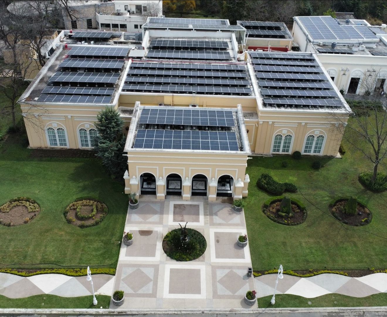 Paneles solares en edificio comercial